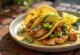 Pollo Asado Taco serviert mit Limette und Koriander