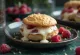 Servierte Bao Buns mit weißer Schokolade und Himbeeren