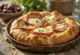 Servierte Focaccia mit Wurst und Räucherkäse