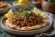 Lahmacun mit extra Fleisch, serviert mit frischem Teig und würziger Fleischfüllung