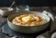 Veganer Risengrød, serviert mit Kokosmilch und Zimt