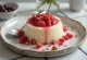 Milchreis-Torte mit frischen Früchten und Fruchtspiegel