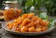 Scharf eingelegte Papaya im Glas serviert