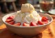 Ddalgi Bingsu, serviert mit frischen Erdbeeren, Joghurt und Minzblättern