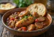 Gumbo mit Paprika, reichhaltiges Hähnchengericht mit Paprika und Wurst serviert
