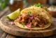 Carnitas Taco mit langsam gegartem Schweinefleisch, Koriander und Zwiebeln