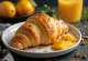 Frisch gebackene indische Mango-Gewürz-Croissants