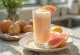 Grapefruit-Ananas-Kefir in Gläsern, helle cremige Farbe, mit Fruchtstücken obenauf