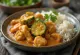 Thai-Curry mit Hähnchenbrust serviert