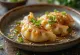 Knusprig gebratene Gyoza-Teigtaschen mit Sesamöl serviert, neben Sojasauce