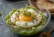 Onsen Tamago mit Avocado, serviert in einer Schale, garniert mit Avocadopüree und Koriander