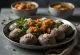 Ragi Idli, serviert mit Koriander und Curryblättern