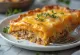 Pastelón mit Süßkartoffeln und Zwiebeln, serviert mit Hähnchen und goldbraunem Käse überbacken