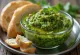 Frisch serviertes Spinat-Pesto mit Sonnenblumenkernen