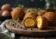 Scotch Egg im Panko-Mantel, knusprig paniert, mit Ei im Inneren