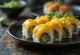Oshizushi mit Tamago, Sushi-Reis und Eieromelett, serviert in einer Schale