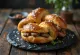 Servierte Brezel mit Gänseleberfüllung