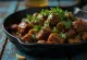Rindfleisch Bhuna Curry, serviert mit Koriander