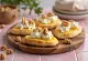 Servierte Focaccia mit Walnusscreme und Ziegenkäse