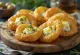 Tiganopsomo mit Feta und Zitronenschale, frisch gebacken und knusprig
