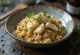 Fisch-Harees serviert mit Bulgur und frischem Koriander