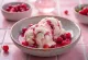 Serviertes Johannisbeer-Quark-Eis