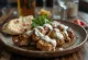 Joghurt-Kebab, serviert im Pita mit Joghurtsauce und frischer Petersilie