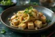 Prebiotischer gebratener Tofu serviert mit würzigem Lauch, goldbraun gebacken