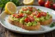 Bruschetta mit Avocado und Tomate auf gerösteten Baguettescheiben