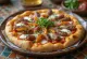 Pizza mit Kebab-Fleisch und Joghurt