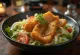 Tonkatsu-Salat mit frischem Koriander, Sesam und Tonkatsu-Scheiben