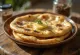 Serviertes Zimt-Kardamom-Naan-Brot