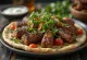 Lamm-Kofta, serviert mit frischem Pitabrot und Joghurt