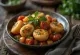 Glutenfreie Caponata serviert mit Aubergine, Tomaten und Oliven
