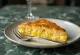 Schnittfläche des cremigen Bolo de Fubá Maiskuchens
