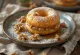 Servierter Walnusscreme-Donut