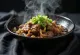 Rindfleisch-Bulgogi mit Sojasauce, koreanisch serviert