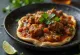 Serviertes äthiopisches Lammragout mit Berbere-Gewürz und Injera-Brot