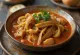 Kuttelgulasch mit saftiger, würziger Sauce, serviert mit frischem Brot
