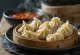 Klassische Momos gedämpft, gefaltete Teigtaschen, serviert mit Dip