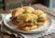 Fisch-Katsu Sando mit frischem Kohl und Ketchup-Senf-Sauce