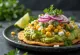 Frisch zubereitete Tostada mit Mais, Avocado und Feta-Käse.