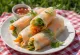 Vegane Sommerrollen serviert mit Sojasauce-Dip
