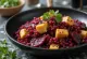 Quinoa-Wok mit Rote Bete und Curry-Tahini-Tofu serviert