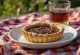 Feine Treacle Tart mit Rum, serviert mit Puderzucker
