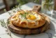 Focaccia mit gegrillter Aubergine und Feta, servierbereit
