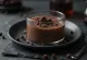Schokoladen-Panna Cotta verziert mit Beerenfrüchten und Schokoraspeln