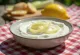 Probiotischer Joghurt mit Zitrone und Lauch, im Glas serviert, garniert mit Zitronenschale und Lauchringen