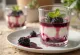 Brombeer-Panna Cotta serviert