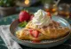 Taiyaki mit Schlagsahne und frischen Früchten serviert